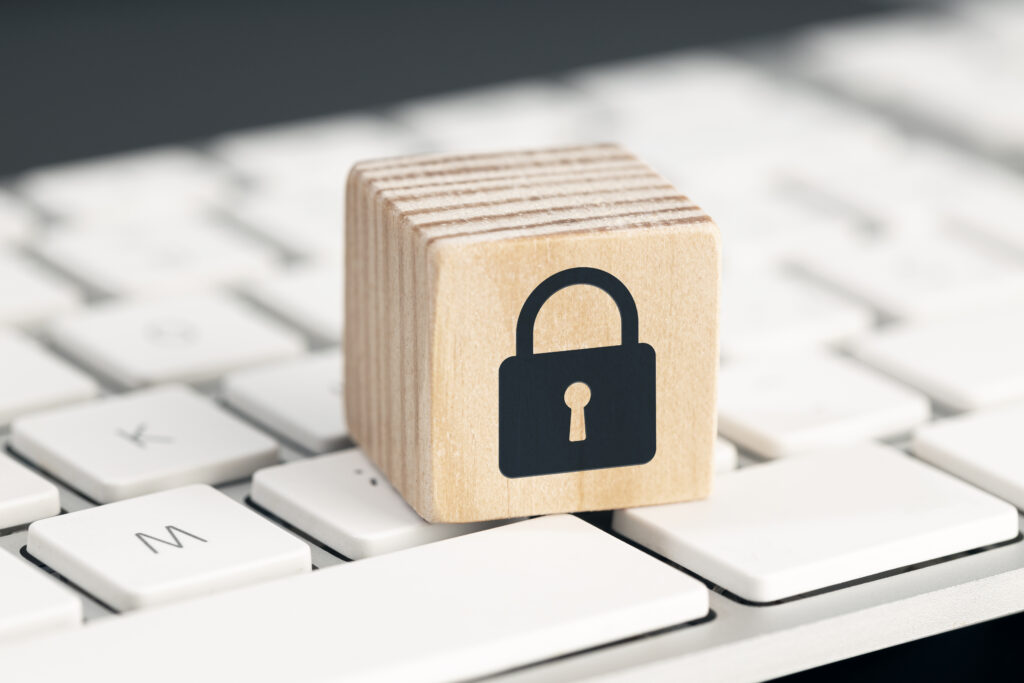 Würfel mit Schlosssymbol auf Tastatur - Datenschutz auf Websites